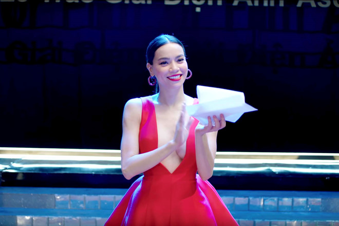 Hồ Ngọc Hà và những lần diện đồ khoe da thịt táo bạo-1