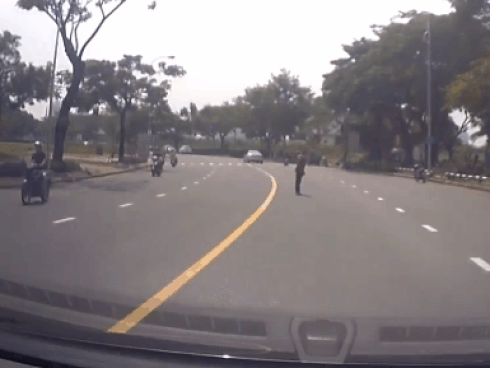 Đăng clip quyết không nhường đường cho người đi bộ, tài xế ô tô tiết lộ lý do