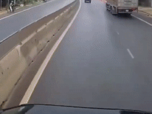 Ôtô con 'xoay 180 độ' sau khi cắt đầu xe tải