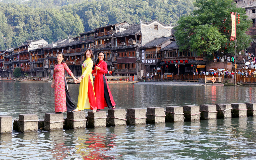 50 ngàn khách Việt, nhẵn túi khi đến Phượng Hoàng cổ trấn-9