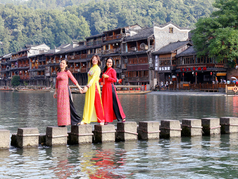 Phượng Hoàng cổ trấn ở thượng nguồn đập Tam Hiệp bị ngập lụt-4