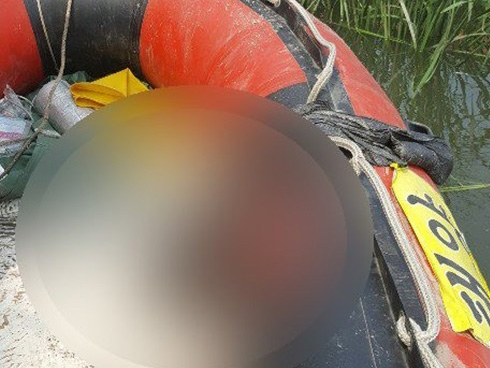 Chiếc thùng đá đựng thi thể không mảnh vải che thân của bé gái 4 tuổi tố cáo tội ác giết người man rợ và phản ứng tàn nhẫn của người mẹ-10