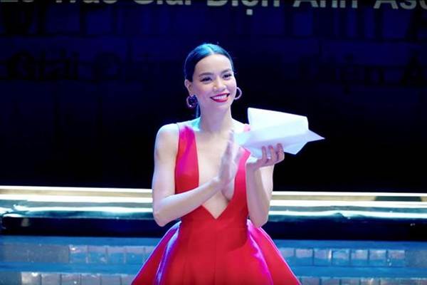 Thời trang khoe ‘da thịt’ gây sốc của Hồ Ngọc Hà trong MV mới-1