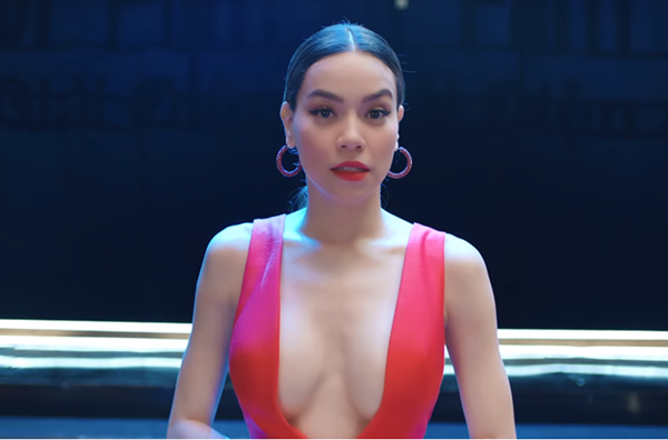 Thời trang khoe ‘da thịt’ gây sốc của Hồ Ngọc Hà trong MV mới-2