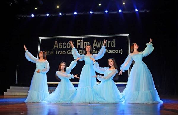 Thời trang khoe ‘da thịt’ gây sốc của Hồ Ngọc Hà trong MV mới-15