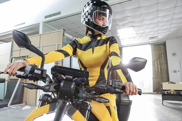 Thời trang khoe ‘da thịt’ gây sốc của Hồ Ngọc Hà trong MV mới-12