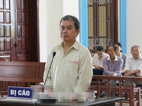 Trong lúc đuổi chém em trai, nam thanh niên bị mẹ la mắng liền quay lại cắt cổ người mẹ tật nguyền tử vong tại chỗ-3