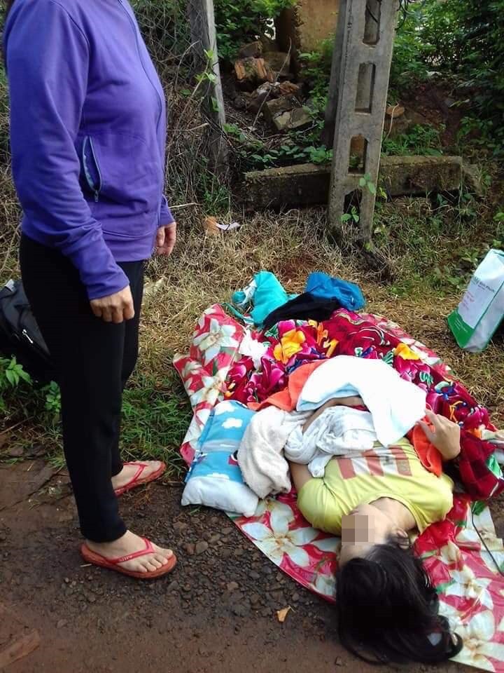 Gia đình sản phụ bị taxi đuổi xuống đường khiến bé trai sơ sinh tử vong tiết lộ tài xế chỉ lót cho người mẹ tấm nylon rồi phóng xe đi thẳng-1