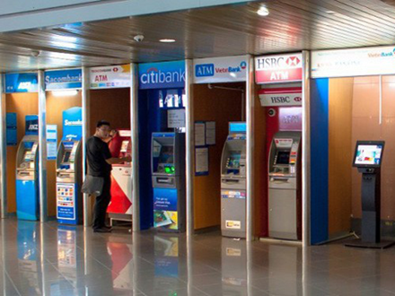 Toàn cảnh phí giao dịch ATM của các ngân hàng tại Việt Nam hiện nay