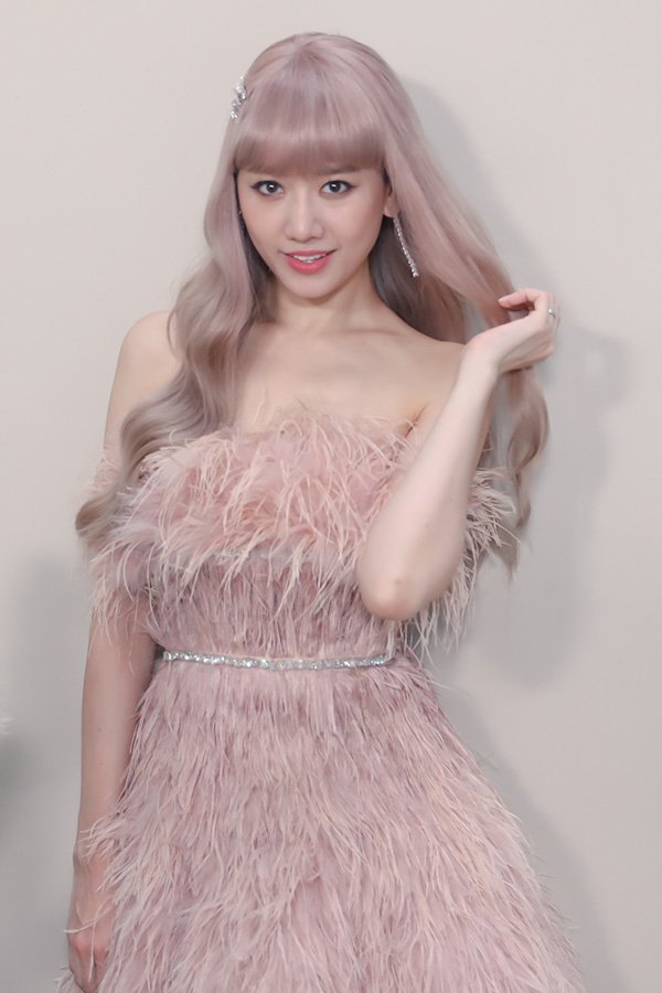 Thay đổi hình tượng với loạt trang phục có giá cả nửa tỉ đồng, Hari Won khiến fan hào hứng-4