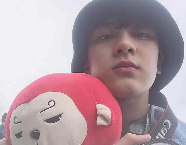 Nam sinh 2000 trường FPT khiến chị em chao đảo vì bức ảnh chụp với thú nhồi bông, kéo đến ảnh cười càng mê mẩn hơn nữa-2