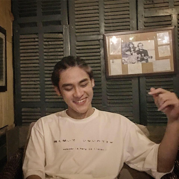 Nam sinh 2000 trường FPT khiến chị em chao đảo vì bức ảnh chụp với thú nhồi bông, kéo đến ảnh cười càng mê mẩn hơn nữa-9