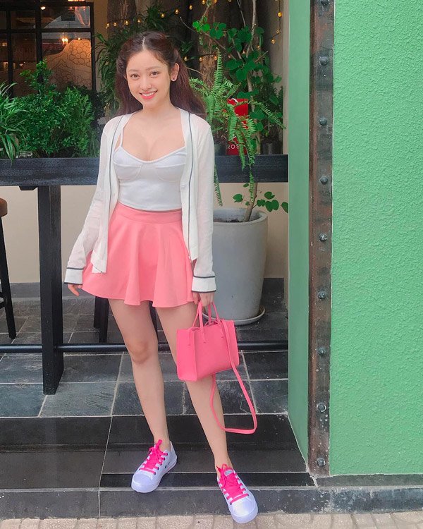 Là những mỹ nhân ngực khủng, Ngọc Trinh và Thúy Vi đều trưng dụng loại áo tôn vòng 1 này-14