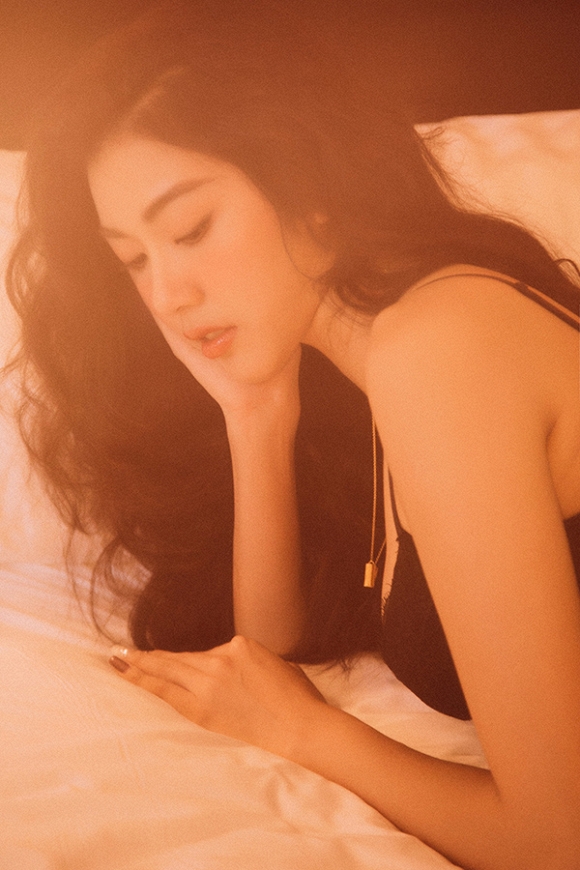 Á hậu Thúy Vân ‘thiêu đốt’ ánh nhìn với nội y-1