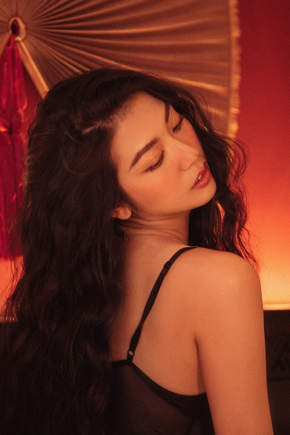 Á hậu Thúy Vân ‘thiêu đốt’ ánh nhìn với nội y-2