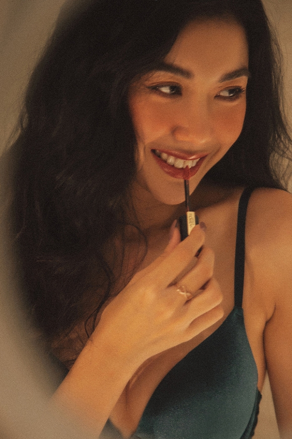 Á hậu Thúy Vân ‘thiêu đốt’ ánh nhìn với nội y-4