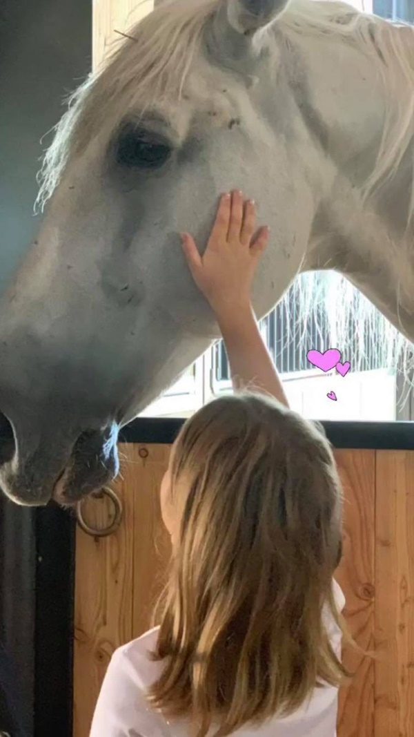 Clip công chúa út Harper Beckham cưỡi ngựa thành thục gây chú ý: Mới thế mà đã ra dáng thiếu nữ lắm rồi!-2