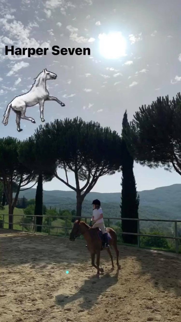 Clip công chúa út Harper Beckham cưỡi ngựa thành thục gây chú ý: Mới thế mà đã ra dáng thiếu nữ lắm rồi!-3