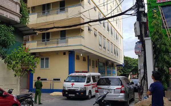 Vụ thầy giáo người nước ngoài tử vong: Lúc rơi xuống có sợi dây điện quấn quanh cổ-1