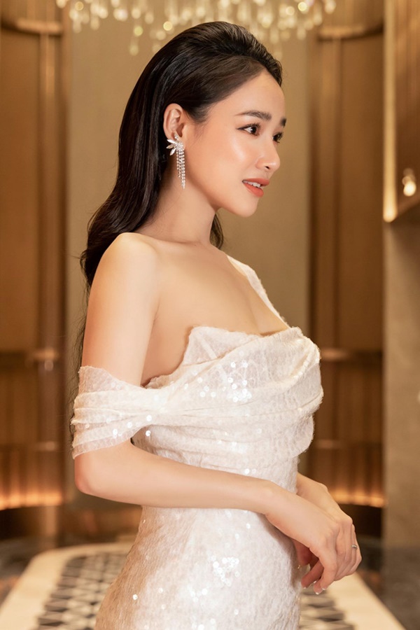 Nhã Phương mặc gây tranh cãi hơn sau khi sinh con đầu lòng-3