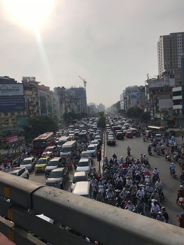 Clip: Khung cảnh Ngã Tư Sở sáng thứ Hai khiến nhiều người phải toát mồ hôi hột-1