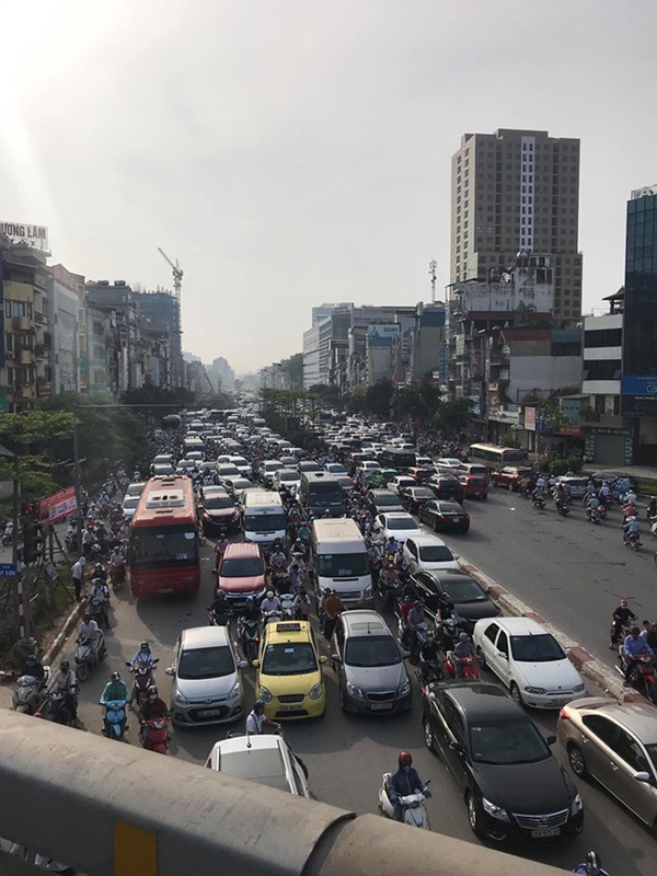 Clip: Khung cảnh Ngã Tư Sở sáng thứ Hai khiến nhiều người phải toát mồ hôi hột-2