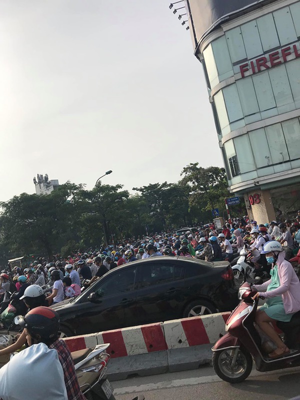 Clip: Khung cảnh Ngã Tư Sở sáng thứ Hai khiến nhiều người phải toát mồ hôi hột-3