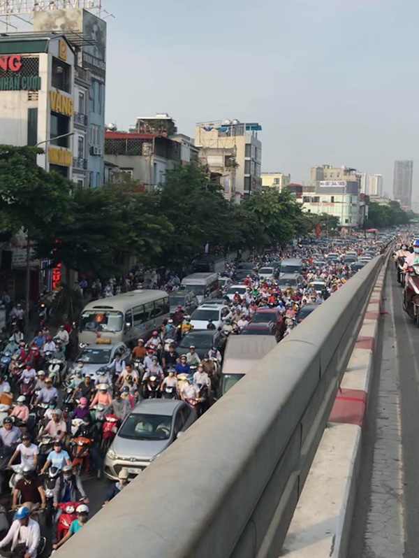 Clip: Khung cảnh Ngã Tư Sở sáng thứ Hai khiến nhiều người phải toát mồ hôi hột-4