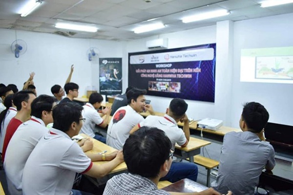 Bi hài chuyện hàng chục sinh viên thi liên thông đại học tại nhà trưởng phòng GD&ĐT huyện-1