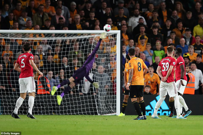 Pogba đá hỏng penalty, Man United đánh rơi chiến thắng trước Bầy sói-3