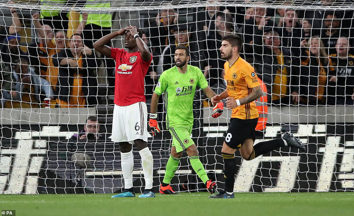 Pogba đá hỏng penalty, Man United đánh rơi chiến thắng trước Bầy sói-4