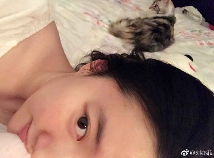 Rửa mặt bằng nước khoáng có ga có tốt không, mà sao Lưu Diệc Phi lại mê mẩn đến thế?-3