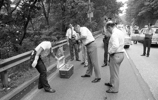 Chiếc thùng đá đựng thi thể không mảnh vải che thân của bé gái 4 tuổi tố cáo tội ác giết người man rợ và phản ứng tàn nhẫn của người mẹ-1