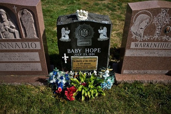 Chiếc thùng đá đựng thi thể không mảnh vải che thân của bé gái 4 tuổi tố cáo tội ác giết người man rợ và phản ứng tàn nhẫn của người mẹ-3