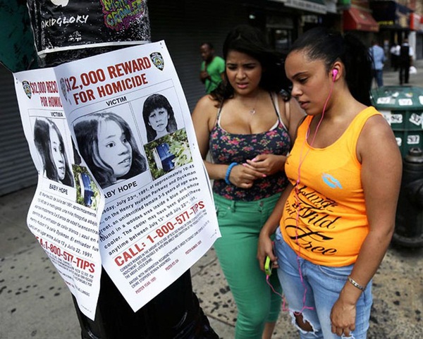 Chiếc thùng đá đựng thi thể không mảnh vải che thân của bé gái 4 tuổi tố cáo tội ác giết người man rợ và phản ứng tàn nhẫn của người mẹ-5