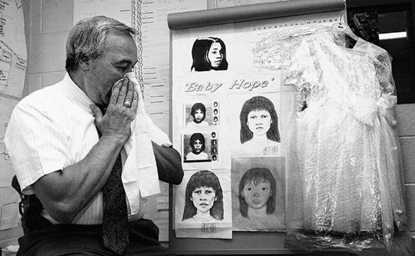 Chiếc thùng đá đựng thi thể không mảnh vải che thân của bé gái 4 tuổi tố cáo tội ác giết người man rợ và phản ứng tàn nhẫn của người mẹ-7