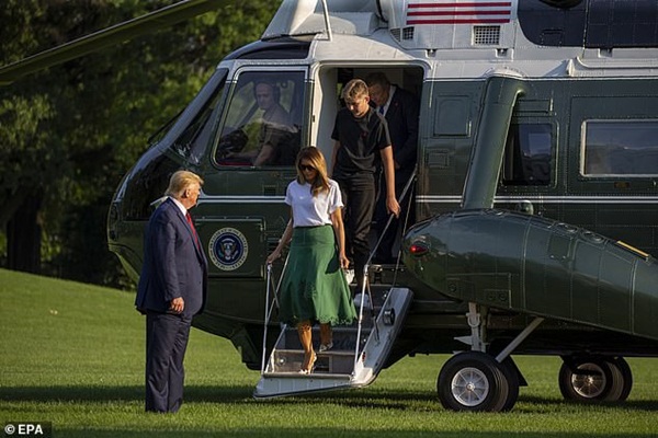 Cậu út nhà Tổng thống Trump xuất hiện bên cha mẹ, trở lại Nhà Trắng với ngoại hình thay đổi đáng kinh ngạc-1