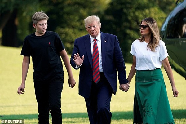 Cậu út nhà Tổng thống Trump xuất hiện bên cha mẹ, trở lại Nhà Trắng với ngoại hình thay đổi đáng kinh ngạc-2