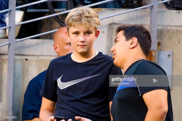 Cậu út nhà Tổng thống Trump xuất hiện bên cha mẹ, trở lại Nhà Trắng với ngoại hình thay đổi đáng kinh ngạc-4