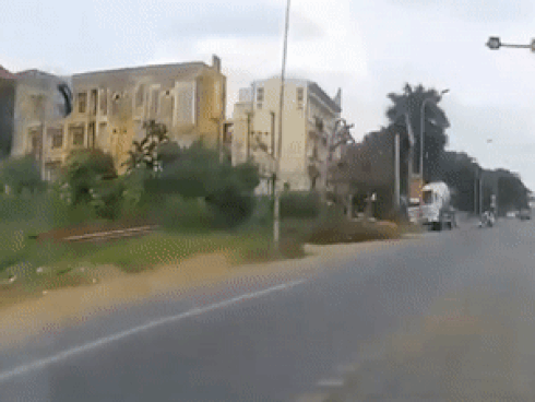 Thấy nữ tài xế dừng ô tô gây tắc đường, người đàn ông đi ngang lập tức vào lái hộ-1