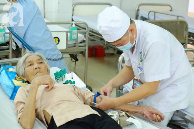 Vừa nói tôi đã khám rồi”, bác sĩ khoa Cấp cứu liền bị người nhà bệnh nhân xông vô đánh thẳng vào đầu-2