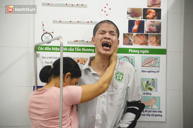 Nỗi đau tột cùng của người chồng trẻ sống cảnh đời thực vật sau tai nạn, không thể nhớ mặt 3 người con-1
