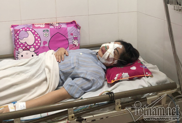 Cô gái xinh đẹp phải rạch mặt để nặn mủ do tiêm mỡ tự thân làm đẹp-3