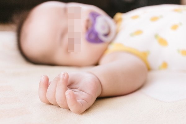 Bé 1 tuổi bị tan máu cấp tính, tổn hại thần kinh vì gói băng phiến trong tủ quần áo-1