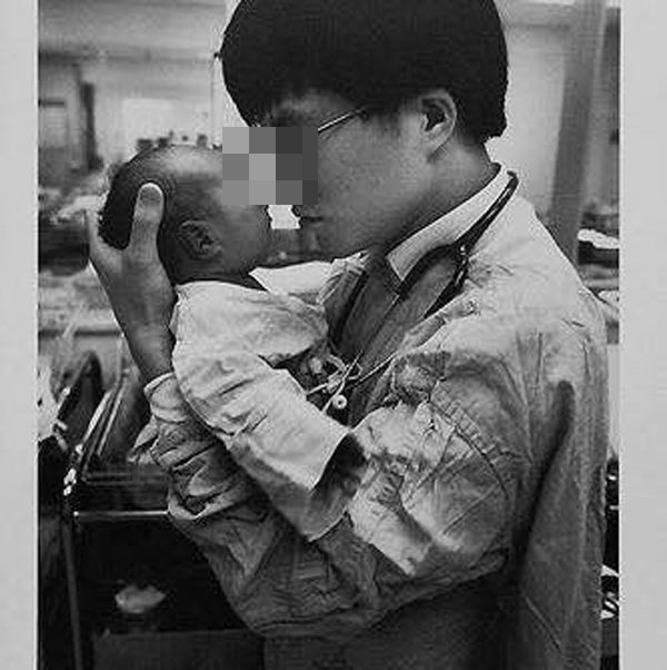 Bé 1 tuổi bị tan máu cấp tính, tổn hại thần kinh vì gói băng phiến trong tủ quần áo-3