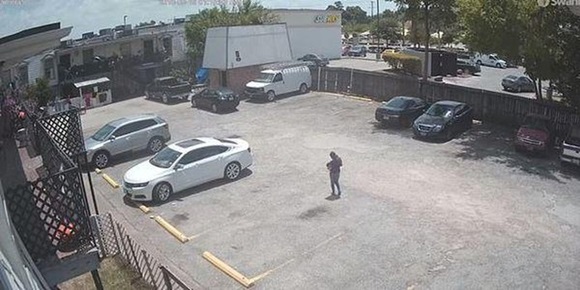 Bỏ mặc con trai đi một mình trong bãi đỗ xe, bà mẹ trẻ hối hận xé lòng-2