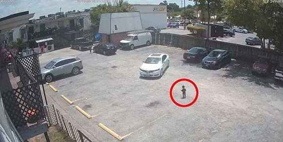 Bỏ mặc con trai đi một mình trong bãi đỗ xe, bà mẹ trẻ hối hận xé lòng-3