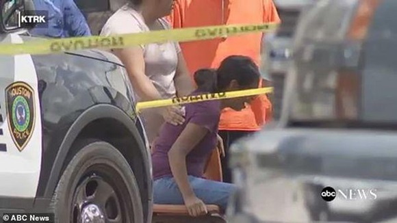 Bỏ mặc con trai đi một mình trong bãi đỗ xe, bà mẹ trẻ hối hận xé lòng-4