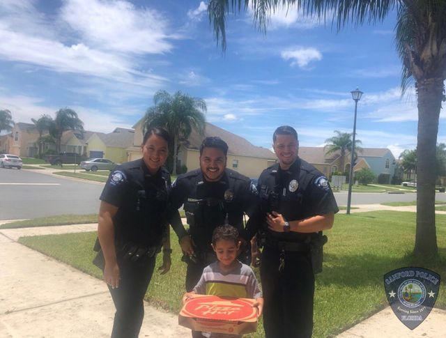 Dân mạng thích thú với câu chuyện về cậu bé gọi điện cho cảnh sát để... đặt bánh pizza và cái kết bất ngờ-1