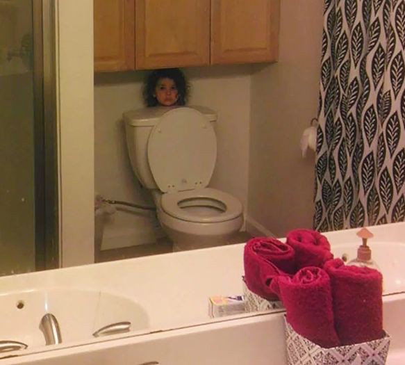 Cười té ghế với loạt ảnh đáng yêu của các bé, mất công tìm chỗ trốn nhưng vẫn giấu đầu hở đuôi-7